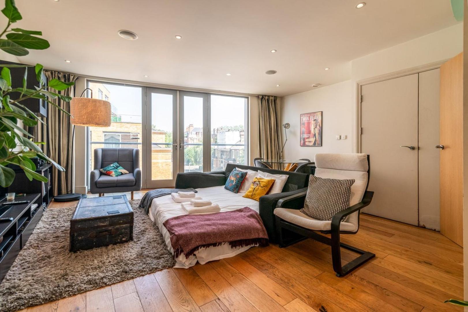 Bright & Spacious Battersea Flat Лондон Экстерьер фото